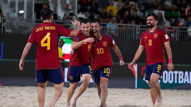 Los jugadores de la selección española de fútbol playa celebran un gol en el Mundial de Dubai.
